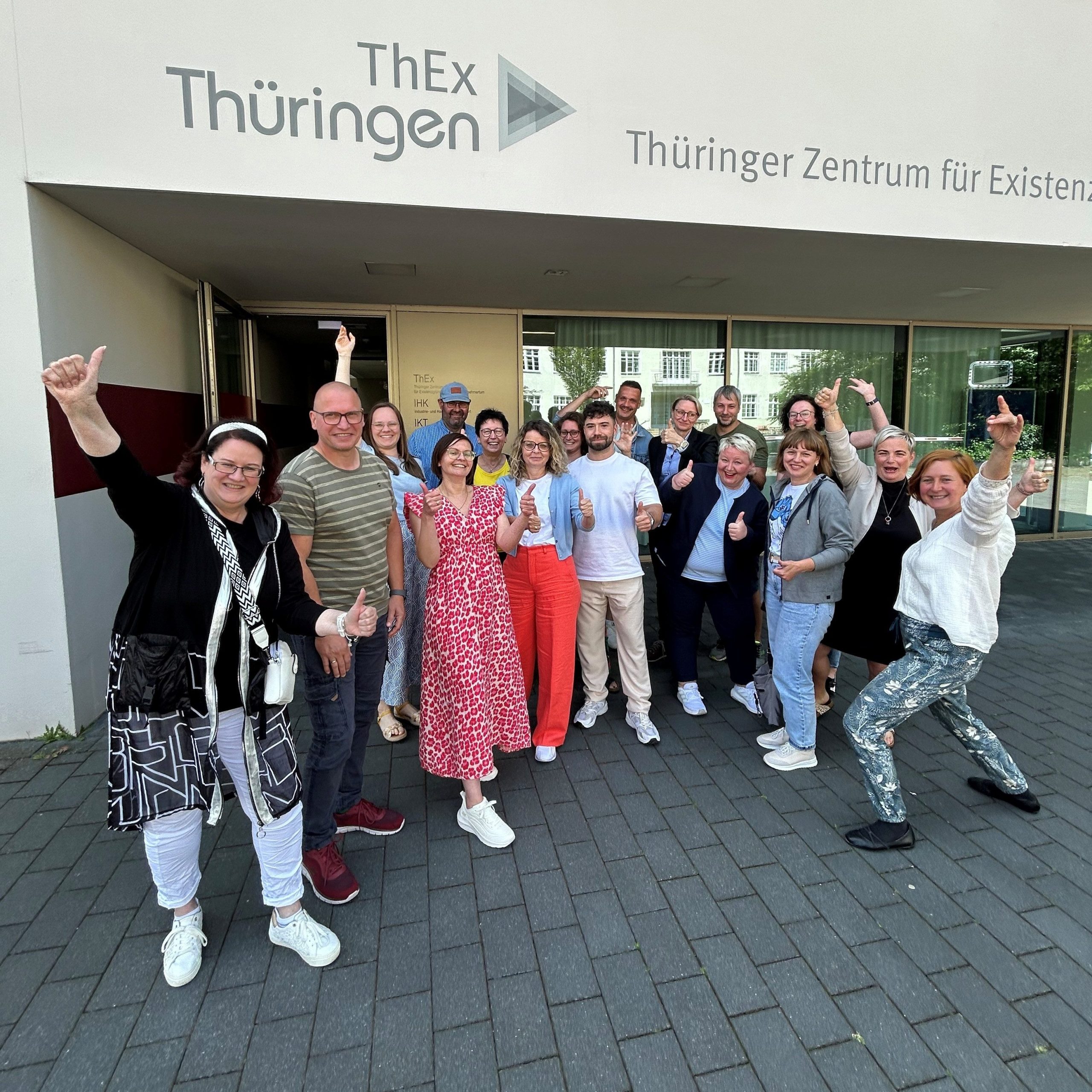 Die Mitglieder aus den Freiwilligenagenturen des Freistaates zur Gründungsversammlung der LAGFA Thrüingen am 12. Juni 2025 vor dem ThEx Thüringen (Thüringer Zentrum für Existenzgründungen und Unternehmertum). Foto: Alexandra Kehr, TES
